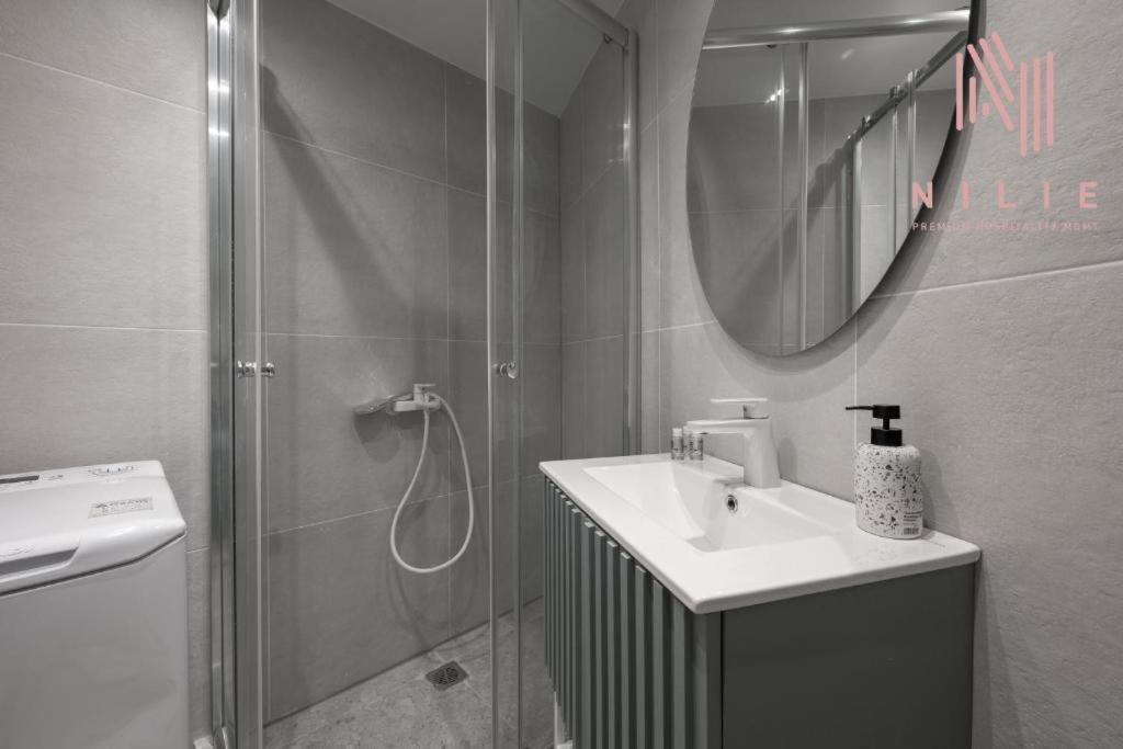 V1 Boutique Rooms, Nilie Hospitality Mgmt Солун Екстериор снимка